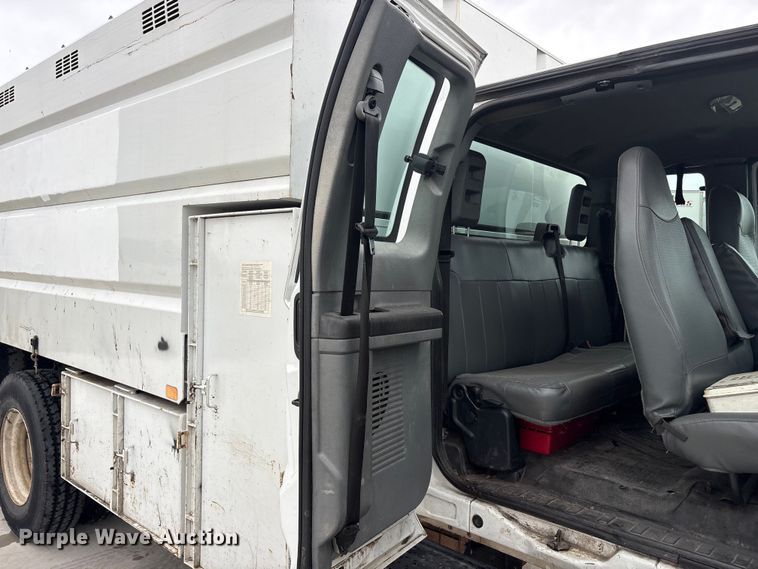 image for item YA2814 2015 Ford F650 Super Duty chipper truck