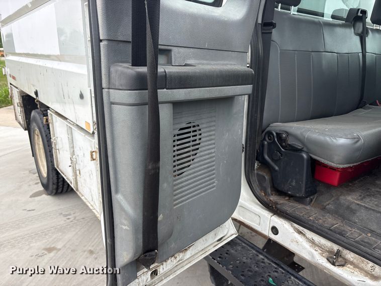 image for item YA2814 2015 Ford F650 Super Duty chipper truck