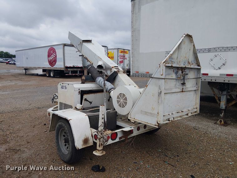 image for item YA2816 2005 Woodchuck 12A wood chipper