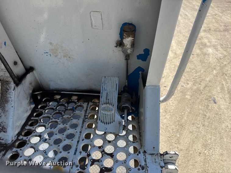 image for item YA3042 1995 Chevrolet Kodiak digger derrick truck