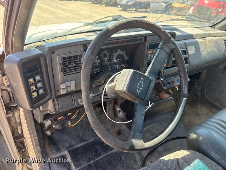 image for item YA3042 1995 Chevrolet Kodiak digger derrick truck