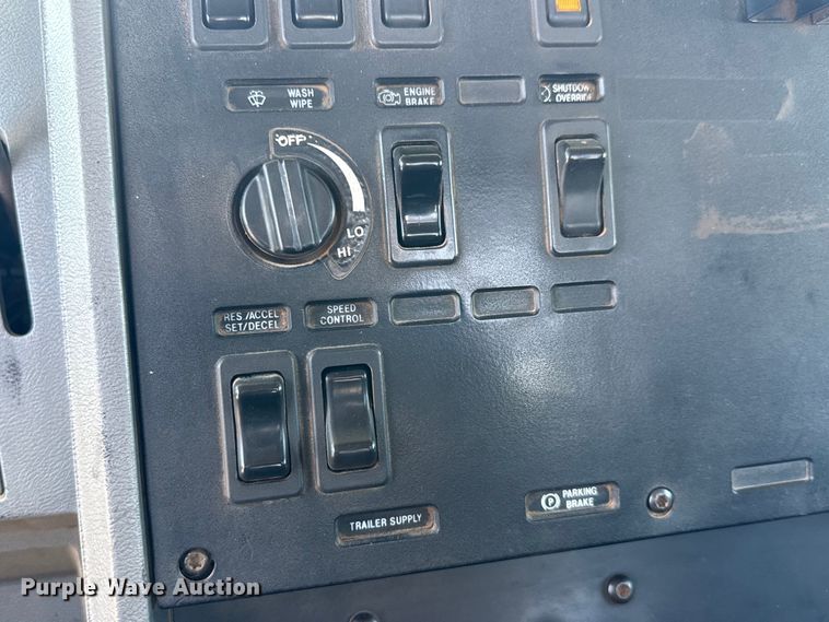 image for item YA3043 1997 Mack CH613 drilling rig truck