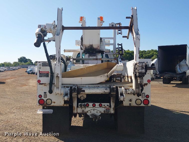image for item YA3103 2006 Chevrolet C7500 bucket truck