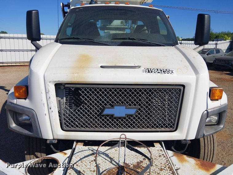 image for item YA3103 2006 Chevrolet C7500 bucket truck