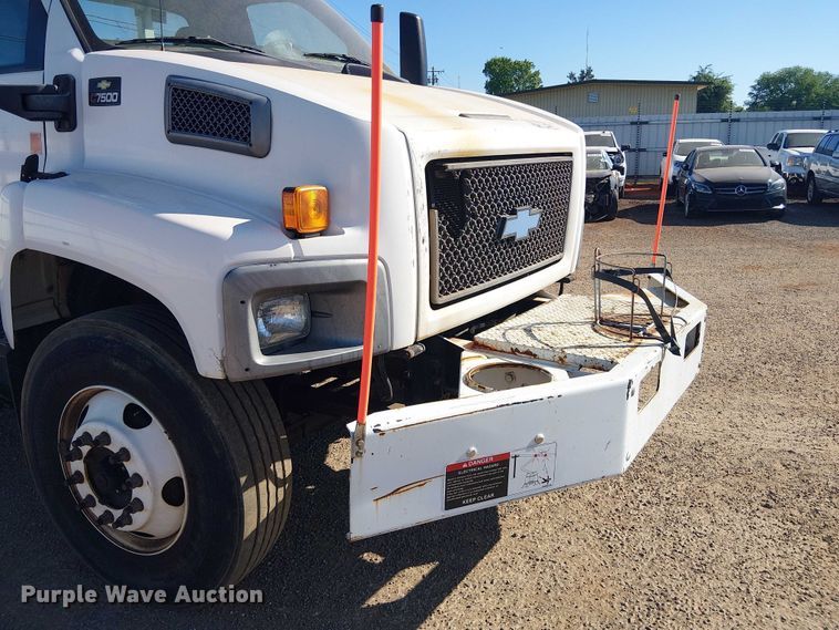 image for item YA3103 2006 Chevrolet C7500 bucket truck
