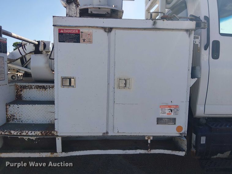 image for item YA3103 2006 Chevrolet C7500 bucket truck