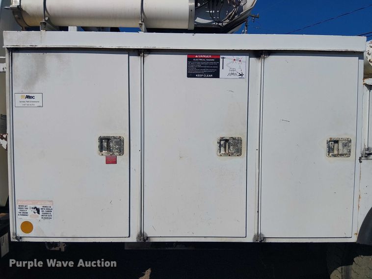 image for item YA3103 2006 Chevrolet C7500 bucket truck