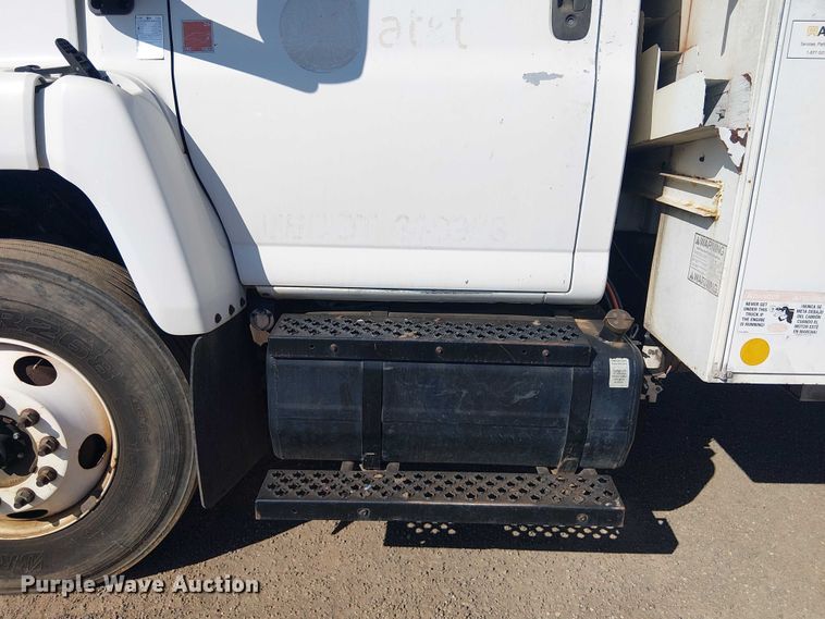 image for item YA3103 2006 Chevrolet C7500 bucket truck