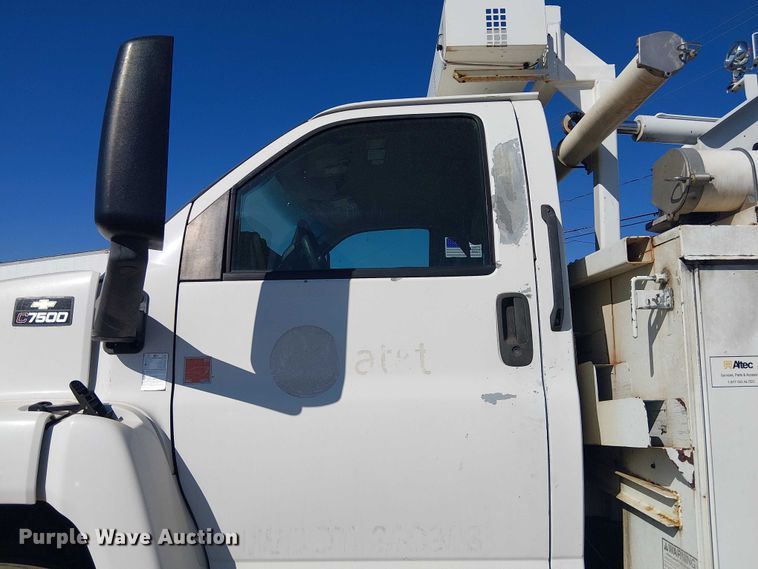 image for item YA3103 2006 Chevrolet C7500 bucket truck