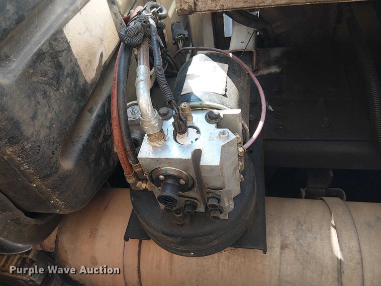 image for item YA3103 2006 Chevrolet C7500 bucket truck