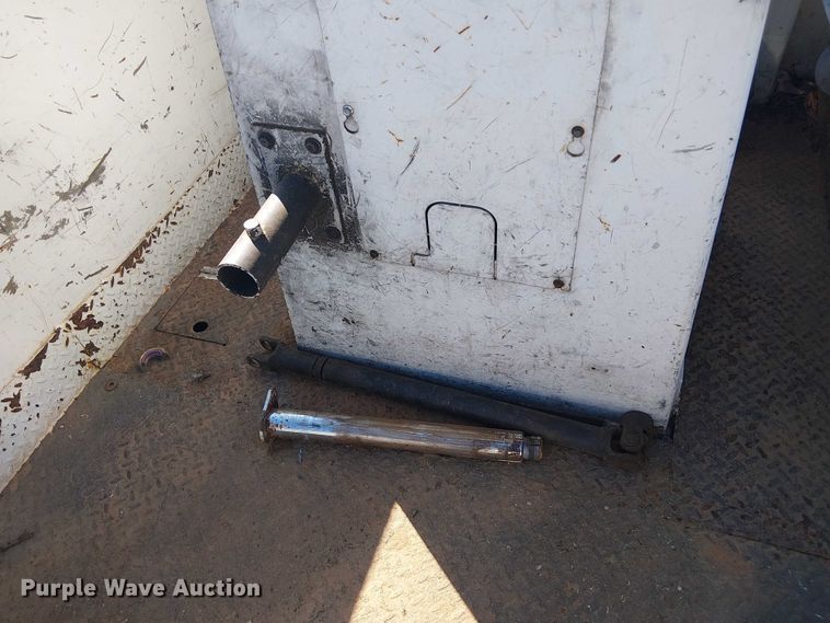 image for item YA3103 2006 Chevrolet C7500 bucket truck