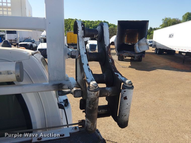 image for item YA3103 2006 Chevrolet C7500 bucket truck