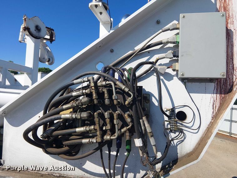 image for item YA3103 2006 Chevrolet C7500 bucket truck