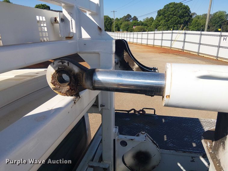 image for item YA3103 2006 Chevrolet C7500 bucket truck