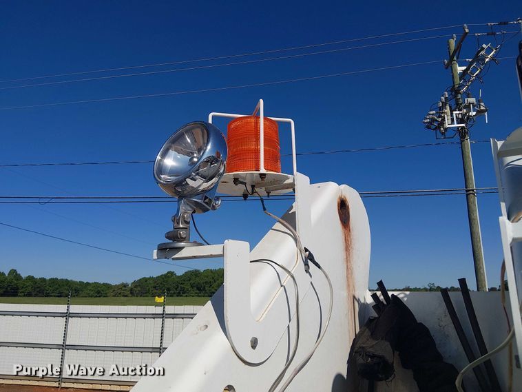 image for item YA3103 2006 Chevrolet C7500 bucket truck