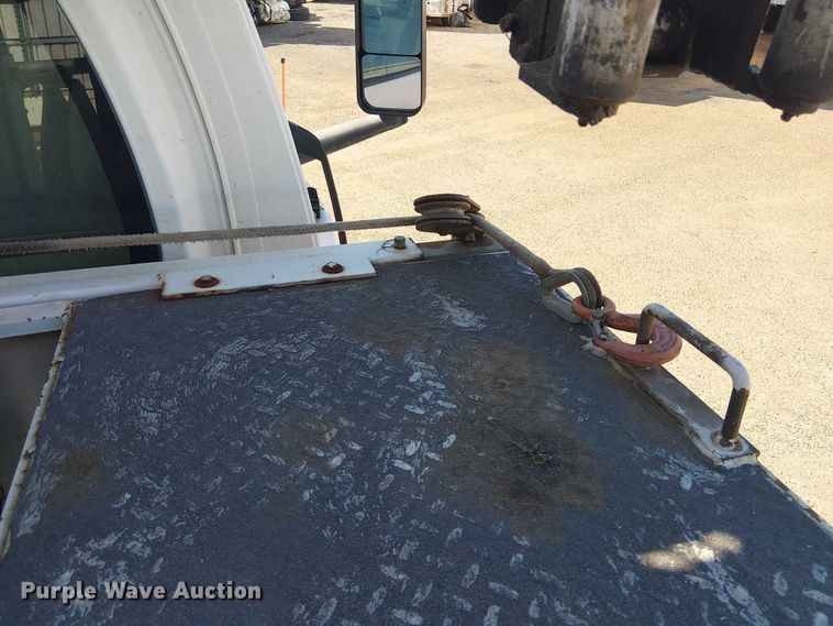 image for item YA3103 2006 Chevrolet C7500 bucket truck