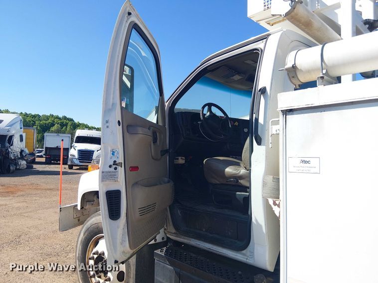 image for item YA3103 2006 Chevrolet C7500 bucket truck