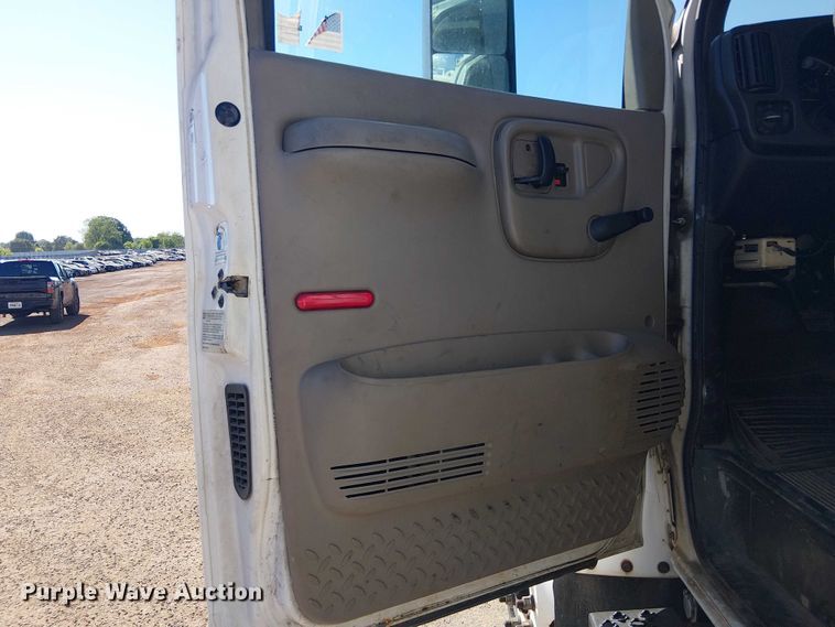 image for item YA3103 2006 Chevrolet C7500 bucket truck