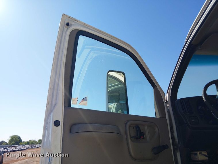 image for item YA3103 2006 Chevrolet C7500 bucket truck