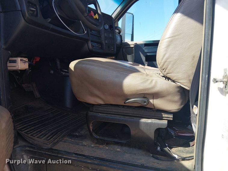 image for item YA3103 2006 Chevrolet C7500 bucket truck