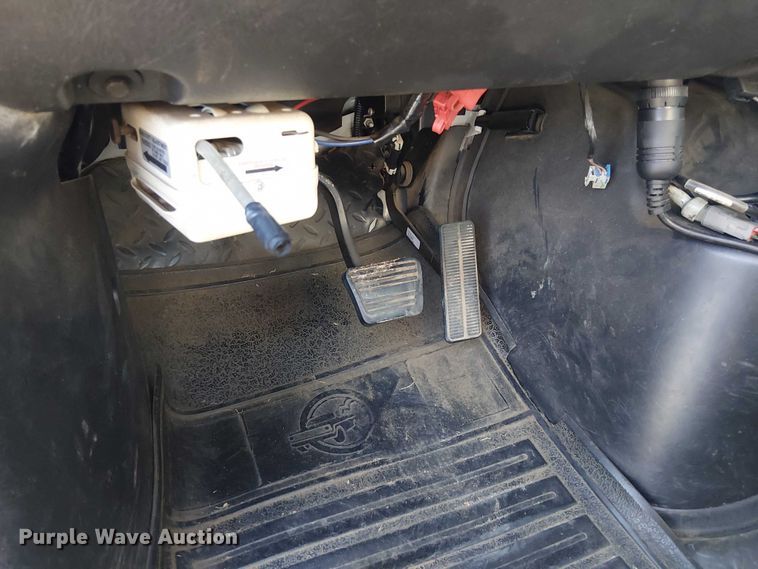 image for item YA3103 2006 Chevrolet C7500 bucket truck