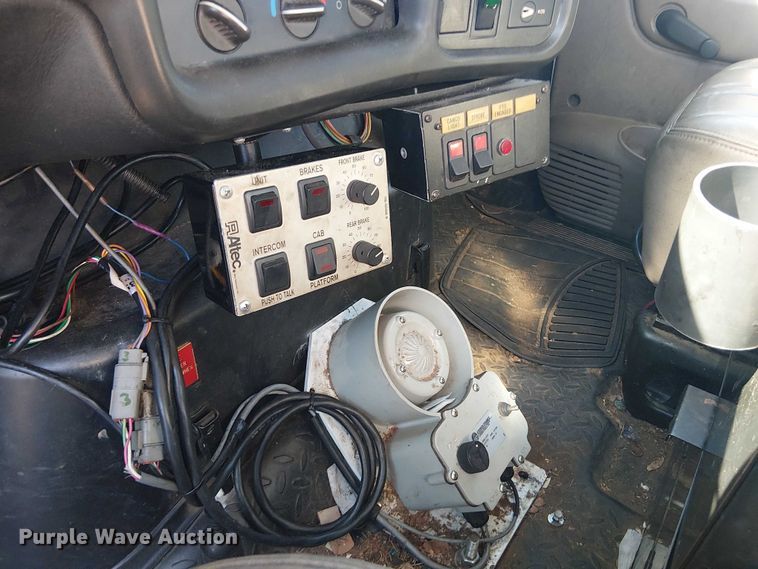 image for item YA3103 2006 Chevrolet C7500 bucket truck