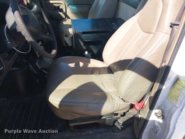 image for item YA3103 2006 Chevrolet C7500 bucket truck