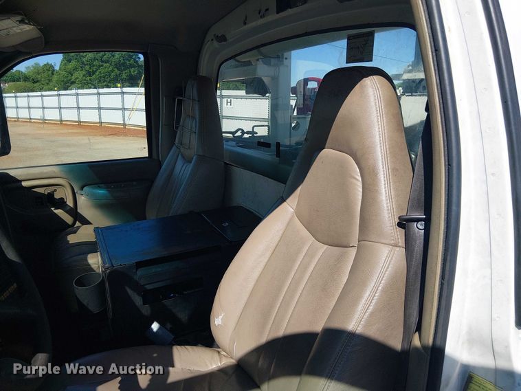 image for item YA3103 2006 Chevrolet C7500 bucket truck