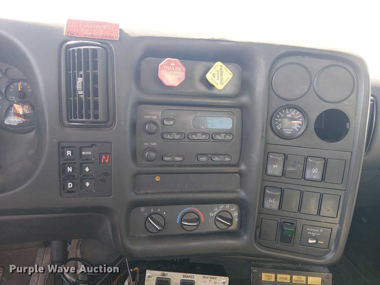 image for item YA3103 2006 Chevrolet C7500 bucket truck