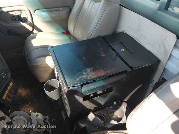 image for item YA3103 2006 Chevrolet C7500 bucket truck