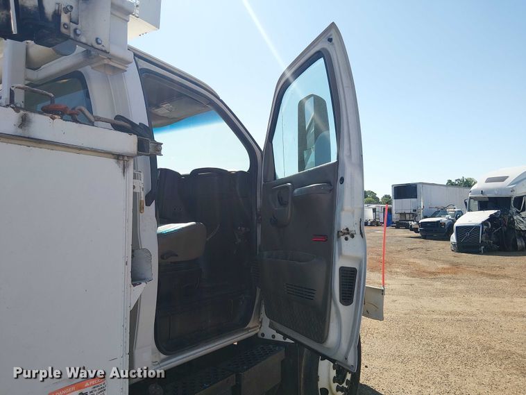image for item YA3103 2006 Chevrolet C7500 bucket truck
