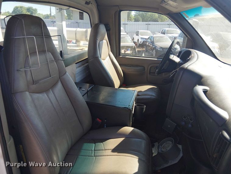 image for item YA3103 2006 Chevrolet C7500 bucket truck