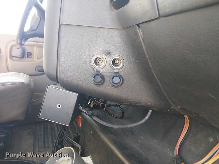 image for item YA3103 2006 Chevrolet C7500 bucket truck