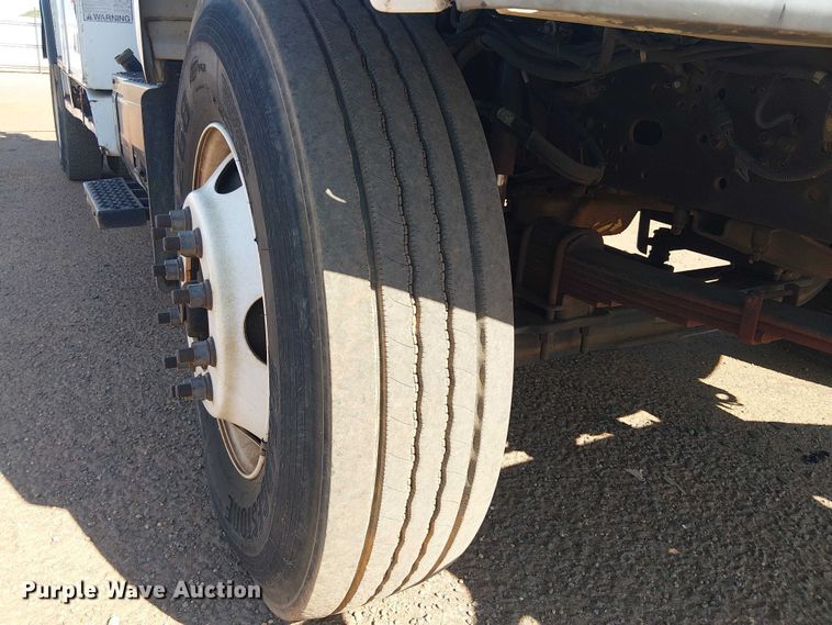 image for item YA3103 2006 Chevrolet C7500 bucket truck