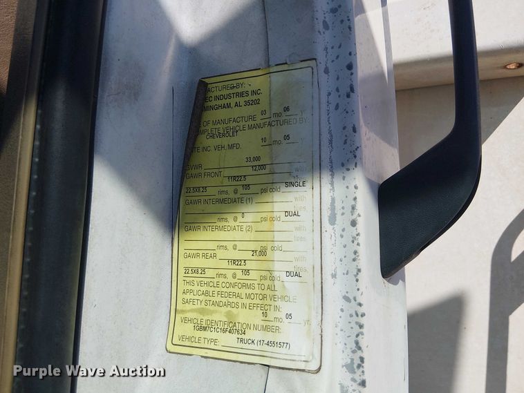 image for item YA3103 2006 Chevrolet C7500 bucket truck