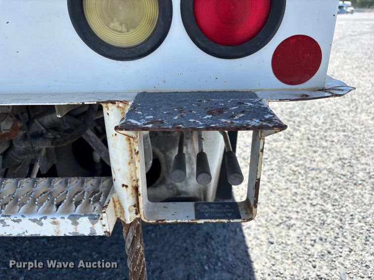 image for item YA3123 2007 GMC C8500 digger derrick truck