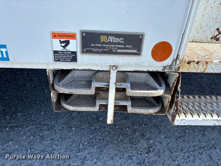 image for item YA3123 2007 GMC C8500 digger derrick truck