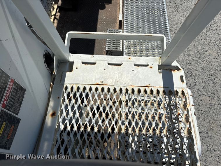 image for item YA3123 2007 GMC C8500 digger derrick truck