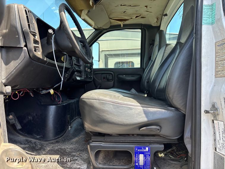 image for item YA3123 2007 GMC C8500 digger derrick truck