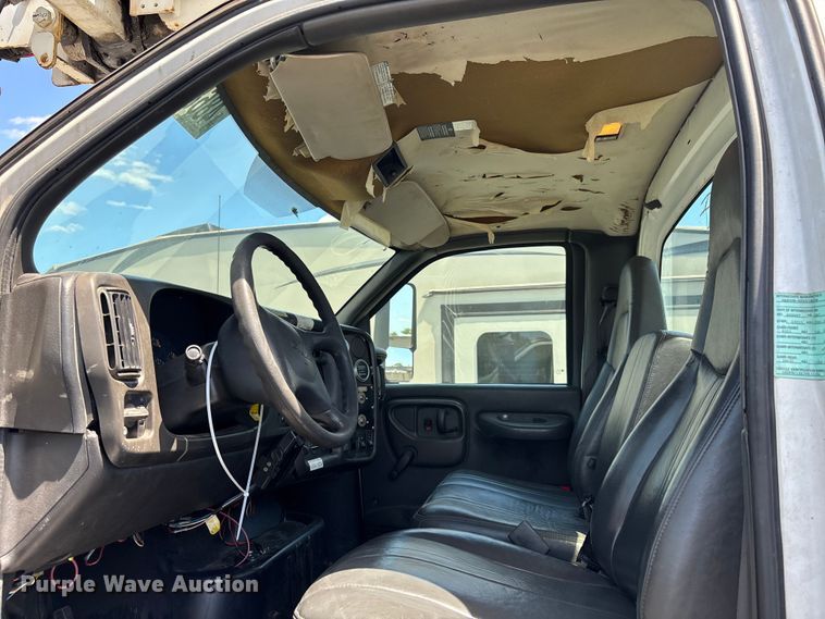 image for item YA3123 2007 GMC C8500 digger derrick truck