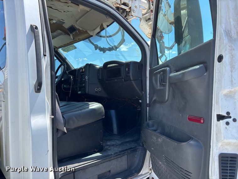 image for item YA3123 2007 GMC C8500 digger derrick truck