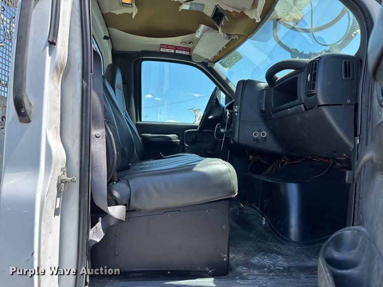 image for item YA3123 2007 GMC C8500 digger derrick truck