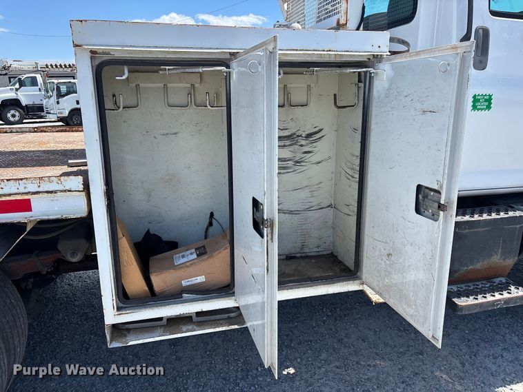 image for item YA3124 2006 GMC C8500 digger derrick truck