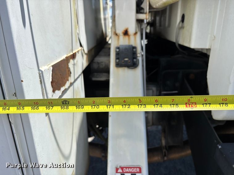 image for item YA3124 2006 GMC C8500 digger derrick truck