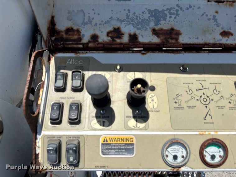 image for item YA3124 2006 GMC C8500 digger derrick truck