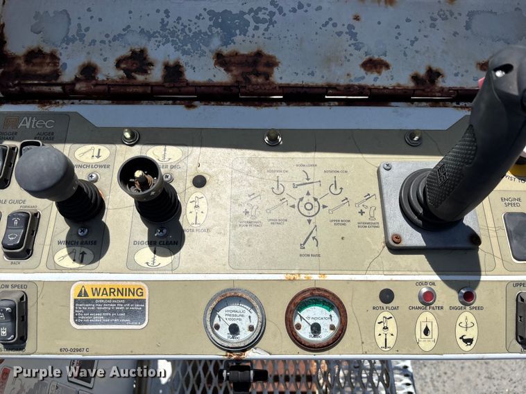 image for item YA3124 2006 GMC C8500 digger derrick truck