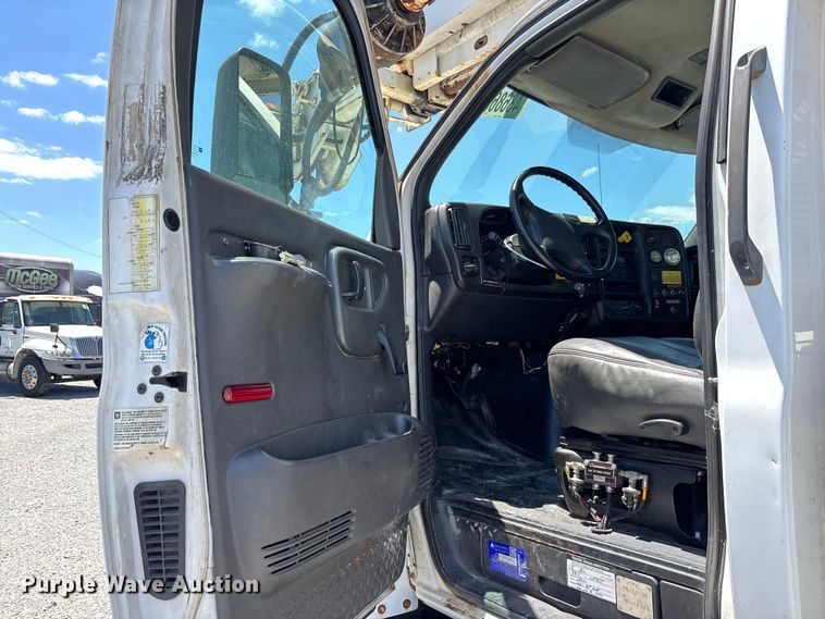 image for item YA3124 2006 GMC C8500 digger derrick truck