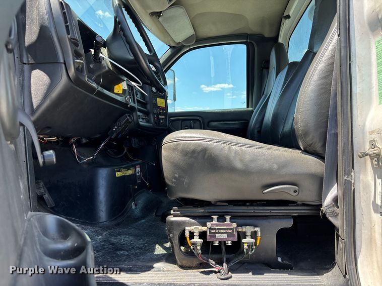 image for item YA3124 2006 GMC C8500 digger derrick truck