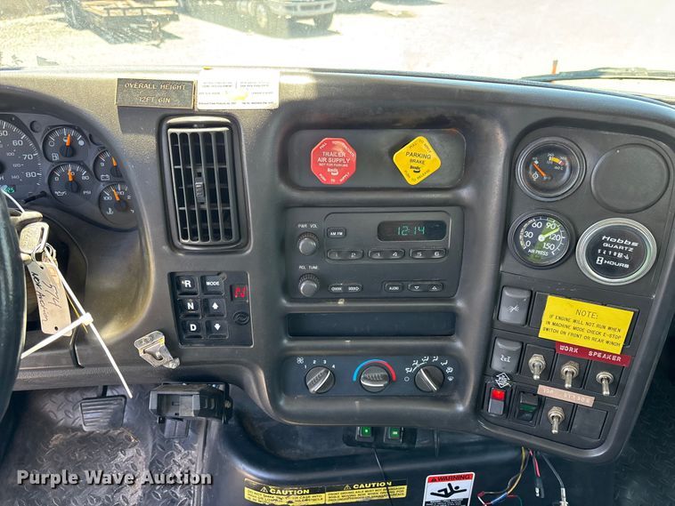 image for item YA3124 2006 GMC C8500 digger derrick truck