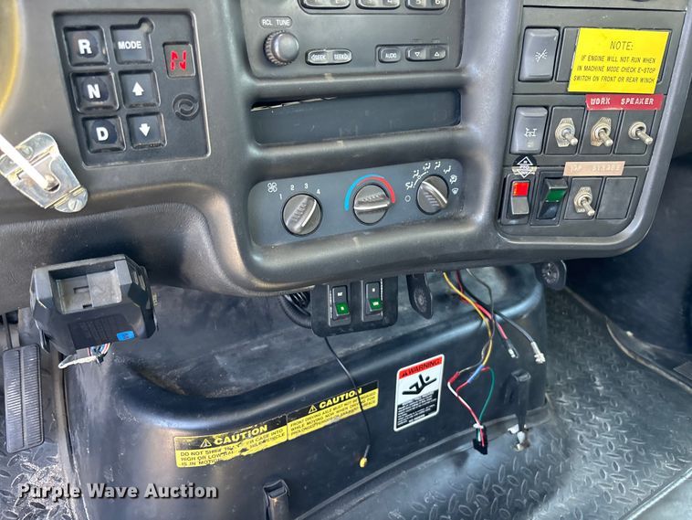 image for item YA3124 2006 GMC C8500 digger derrick truck